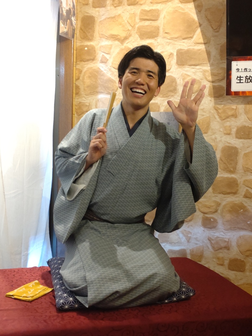 BAN'S KITCHENの高座で笑顔を見せる春風亭かけ橋さん