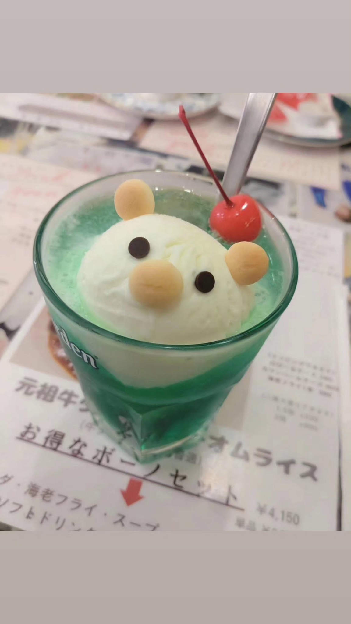 くまの顔のアイスとさくらんぼをのせた、うわの空クリームソーダ